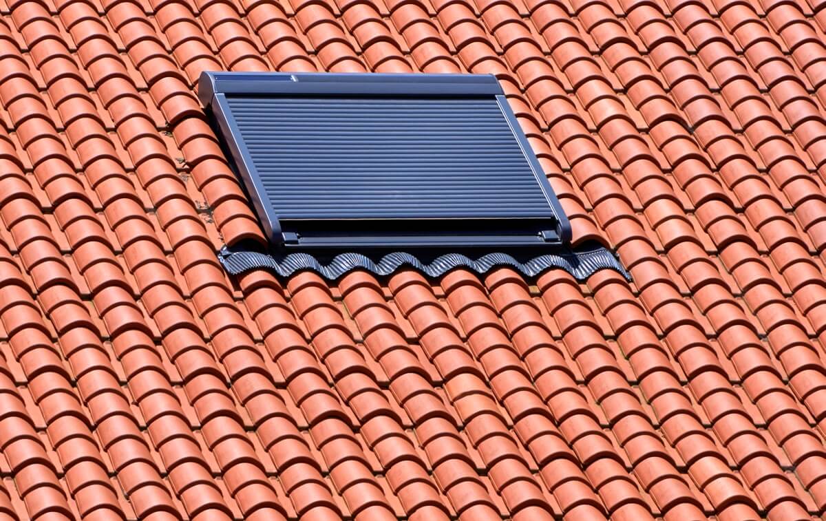 Czyszczenie elewacji obejmuje także konserwację dachówki z panelem solarnym.