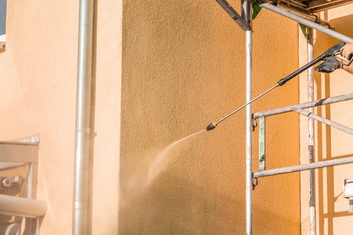 Czyszczenie elewacji budynku za pomocą myjki ciśnieniowej.